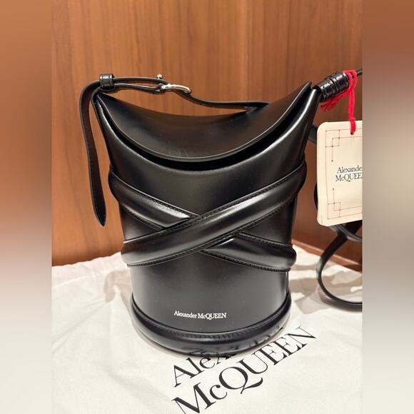 Alexander McQueen The Curve bucket bag small black - Picture 2 of 8